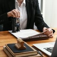 Tłumacz przysięgły – kim jest i jak może Ci pomóc?
