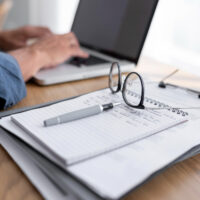 Tłumacz przysięgły a zwykły – czym się różnią i którego wybrać?