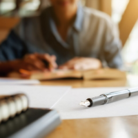 Jak wybrać dobre biuro tłumaczeń do projektów w wielu językach?