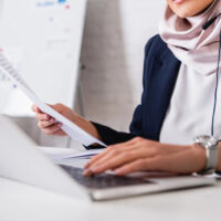 Tłumaczenie dokumentów sądowych – znaczenie precyzji w przekładzie przysięgłym dla procesów prawnych